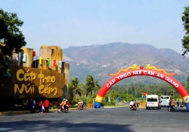 Đi cáp treo lên núi Cấm ngắm toàn cảnh non xanh hùng vỹ
